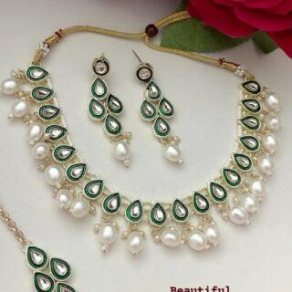 Kundan neckline with earrings and tikka