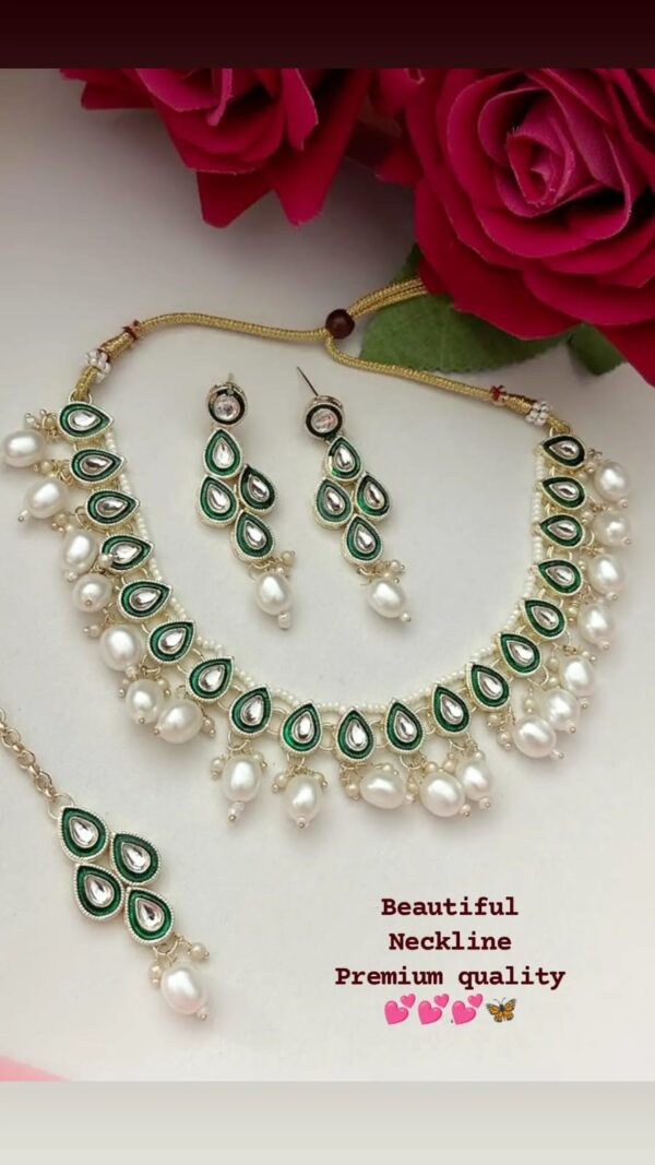 Kundan neckline with earrings and tikka