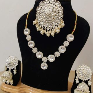 Beautifully Kundan Neaklace, Jumkie Earings With Beautiful Big Size Tika combo