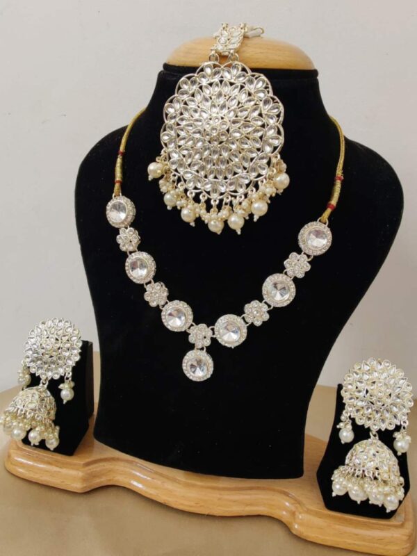 Beautifully Kundan Neaklace, Jumkie Earings With Beautiful Big Size Tika combo