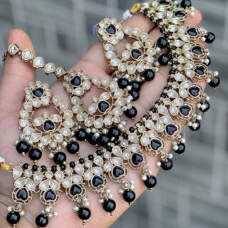 Kundan Chokker With Beautiful Earrings And Tika…