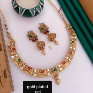 Beautiful neckline High gold with earrings