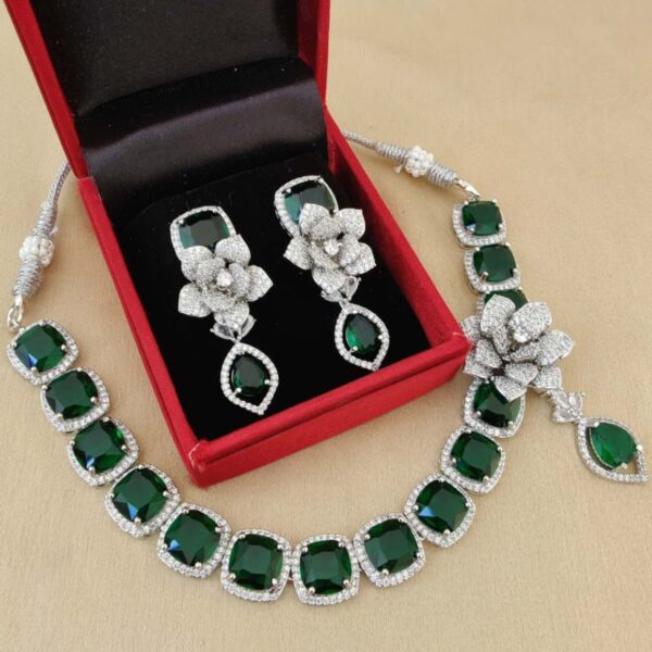Flower Branded Diamond Neaklace With Earrings