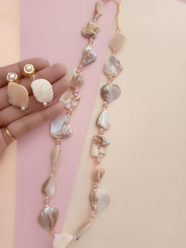 Stone necklace and earrings - Image 3